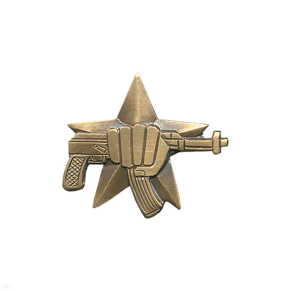 Значок мет. Кулак с автоматом (бол.) на закрутке